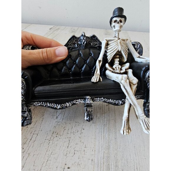 Skeleton couch statue top hat figurine Halloween decor black - Picture 7 of 8